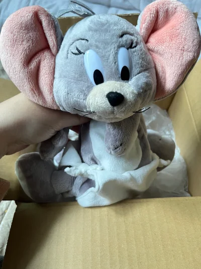 这个杰瑞毛绒包也太可爱了！软乎乎的质感摸起来超舒服，大耳朵和圆脑袋完全还原动画里的萌样~拉开拉链容量还不小，日常装手机钥匙都没问题，背着出门回头率直接拉满！拿到手质感比预期还好，细节做工都很精致，真的越看越喜欢！
挖煤姬真的是日淘党本命APP！从二次元谷子、绝版手办...