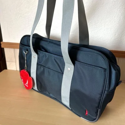 完全是全新的eb包包，没有被税太香了吧。➕运费也比国内代购便宜。虽然运费比较贵，但总的来说也是超值超值！