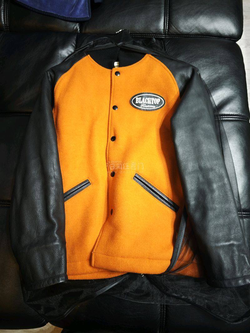 摩托车风格小众品牌的联名款式，用料做工都相当到位，没有任何瑕疵，基本全新，这价格加上邮费也是超级划算，任意门用的相当安心