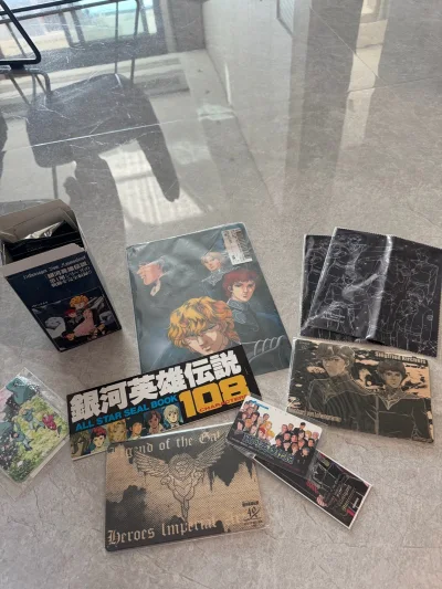 刚刚收到！很高兴了！银英，是我的最爱，可惜已经很难找到了。
这次的垫板、贴纸都是当年的东西了，有年头了，但依然很美。尤其是卡牌，竟能买到整盒，属实不易。
桧木明信片和卡套是40周年的纪念dmm，居然也不好找，很幸运能找到。
包裹包装很好，没有压到，更没有破损，非常好...