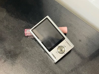 上周入手的富士Z100fd黑白色款真的超出预期！机身是经典的黑白配色，小巧轻便揣兜里完全没负担，复古的滑盖设计一推开机就很有仪式感~试拍了几张日常，色彩自带胶片滤镜感，阴天拍出来的照片都很有氛围，操作也简单新手友好。唯一小缺点是电池续航弱了点，但颜值和出片效果完全能...