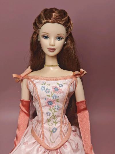 这是2002年美泰推出的**“瑰丽人生系列芭比（Grand Entrance Barbie）”**，是该收藏系列的第二款作品，编号53841，定位为“收藏家限定版”。
 
它的核心设计是浪漫的粉调礼服：上身采用紧身胸衣式剪裁，绣有蓝粉花卉与条纹装饰，裙摆是蓬松的缎面...