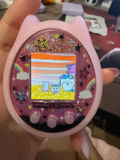 拓麻歌子meets的遗传系统是核心玩法之一。拓麻可联机或通过APP相亲结婚，后代会随机遗传父母肤色、尾巴等外形特征，还可能隔代遗传，且成年后常更像妈妈，每一代外形都充满未知惊喜。深夜关灯后小家伙会入梦，闪烁屏幕藏着奇幻小梦境，养娃的治愈感直接拉满《