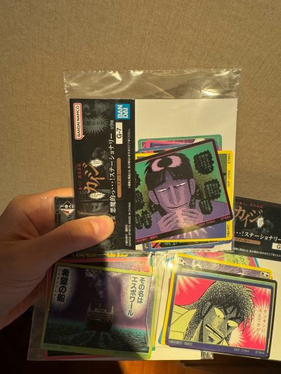 kaiji一番赏贴纸是最值得的～钢炼原画立牌好美，间谍过家家蹲了好久好久好久价格终于可以下手了，买小东西用竹蜻蜓很划算