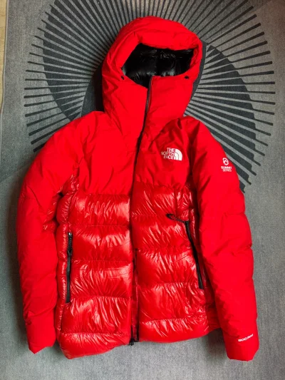 北面巅峰L6系列羽绒服，S码，红色，800蓬鹅绒填充。带帽设计，两侧拉链口袋，胸前logo清晰。面料防风防泼水，适合户外登山和北面TheNorthFace✖️Summit Series 军绿色冲锋衣，M码，全新带吊牌。防水透气性能好，适合登山徒步滑雪，可以当冲锋衣也...