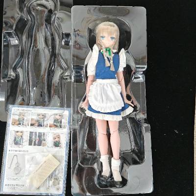 蹲了一次又一次，刷了一次又一次，总算找到这个女仆长咲夜娃娃，也是特别老的一个娃了，娃体发红了，有点运输盒损。配件挺多的，感觉还不错。感谢任意门再一次淘到了好宝贝呢。