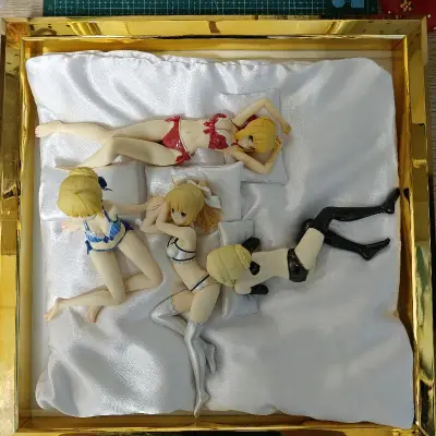 4王电镀板，配合灯箱氛围感很强，角色姿势设计的很好四人色调各异，表情比较放松惬意，放在特制的垫子上，会出现非常自然的褶皱感觉这个设计挺不错的，整个把亚克力罩子盖上再披上特制的帘子氛围感就更强了。非常感谢挖煤姬再一次淘到好宝贝呢