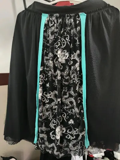 自从开始日淘，买的大部分都是vivienne tam了，中间夹杂着少许的sunauna，买这件谭燕玉的半裙，还是因为它的花纹是龙和莲，当时正好《哪吒》在播哈哈。