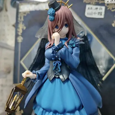 害羞可爱肉包三玖化身天使来指引你咯！整体黑蓝风格很不错，如果有专用背景盒子的话，凸显感非常强，面雕比较贴合三玖形象，整体比例很匀称，没有看起来怪怪的，涂装质感触感没有涩手感，翅膀细节质感很好，要说有什么比较在意的话，大概就是这个透明裙摆吧，塑料感比较强。再次感谢任意...