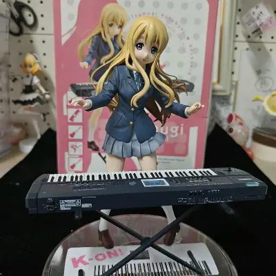 老实说这个阿尔塔的大小姐，各方面设计都挺不错的，涂装渐变自然，配件电子琴细节做的很真，人物姿势自然，跃动飞起的金发，轻灵跳动的指尖，躬身摇曳的裙摆，其实表情也是比较传神，就是感觉面雕整体不太像，唉也有可能是我拍的问题，话说为啥这个系列为啥只有梓喵有替换脸还是猫耳，再...