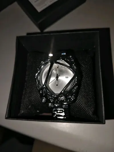 发货速度极快。商品种类超丰富，从动漫周边到美妆好物，只有想不到没有买不到。界面简洁易上手，下单秒切，完全不怕心仪好物被抢。还有各种优惠券、积分抵扣
避免了人与人之间不必要的交流，非常好的代购软件，可以进行单机购物，快递选取种类多样.
商品种类繁多，覆盖了各个消费层次...