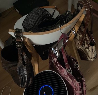 代切的中古包、帽子和墨镜都到家了！这次选择了海运路线到澳洲，大概等了将近两个月，打包的不错，东西也都完好。这次整体购物邮寄体验挺顺利，后续还会继续在这里代切更多好物。