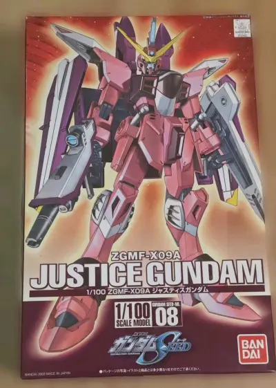 万代1/100 ZGMF-X09A 正义高达模型 08号，sewd TV系列08号，整体来说该系列就是1:100的大号HG，没有内构，拼装手感一般，但是这个系列就是大。板件的配色很接近动画，TV系列吗，代入感还是很强的。