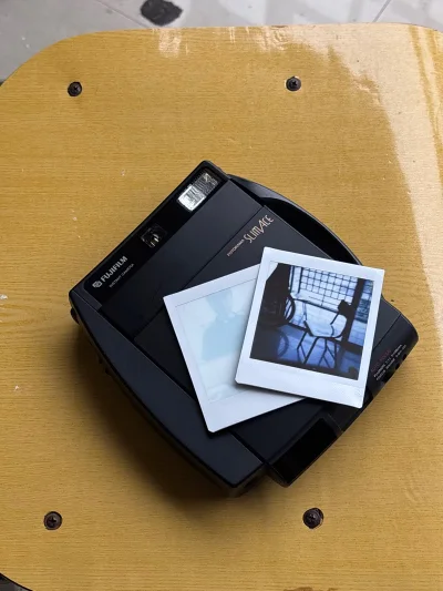 在挖煤姬蹲了好久的富士 slim ace 老拍立得终于到手！中文界面操作超丝滑，粘贴链接自动解析，支付宝付款一步到位，海淘小白也没压力～ 包装裹着厚泡沫纸，机身无划痕，镜头通透无灰，成色比描述还棒，完全不像二手！
最惊喜的是改装套件适配超完美，直接复活了 sq 相纸...