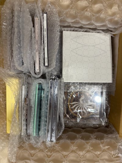 购物方面：能找到国内平台购买不到的日版CD，满足了收藏爱好者的需求，非常感谢平台提供的帮助
物流方面：合单需等待三天左右，时间有点小长，但是发货到送到货的时间非常快，三天就拿到了，表扬！
包装方面：每张CD都有泡沫塑料隔着，收到的CD完好无损，非常开心
期待下次的愉...