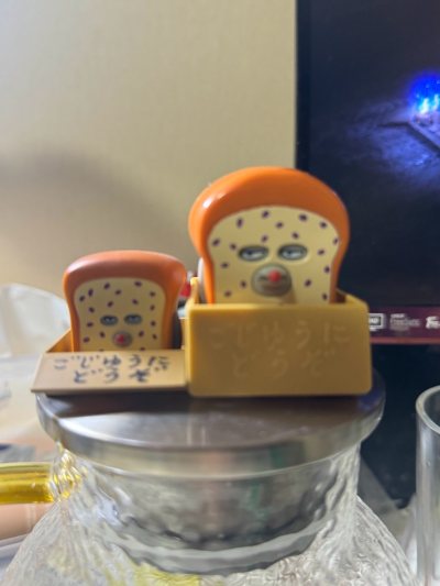 麦当劳的面包小偷真的好可爱啊跟以前扭的扭蛋凑成一对儿～鸟取新出的立牌好美啊双收！钱多多馋了很久的彩片透明粉终于蹲到啦mandarake好搞笑像是给他套了个卖身葬父的牌儿