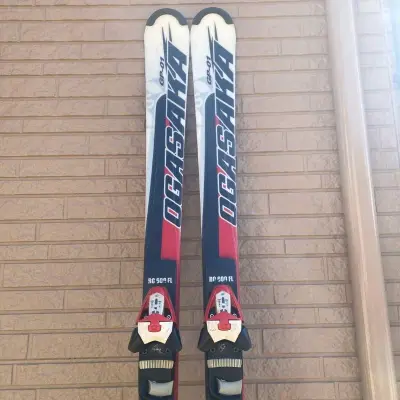 网上购买雪具准备比较方便，app有还价格功能比较方便，价格实惠。EMS快递包装严实，泡沫垫包裹防震处理到位，板头板尾板刃没有磕碰