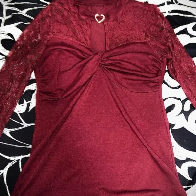 太漂亮了！！居然只用50块钱！就能买到那么漂亮的衣服(T ^ T)虽然有点瑕疵，但是可以接受！海关也非常顺利地通过了