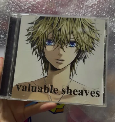 这次入手的「valuable sheaves」动漫CD包装质感超棒，封面印刷清晰，角色形象还原度很高。拆开后CD盘面无划痕，附赠的小卡片也很精致，整体品相完美，是很满意的一次收藏类购物~ 我买了三张 这个是我最喜欢的一张 挖煤姬物流也很给力 一周左右就发货了！