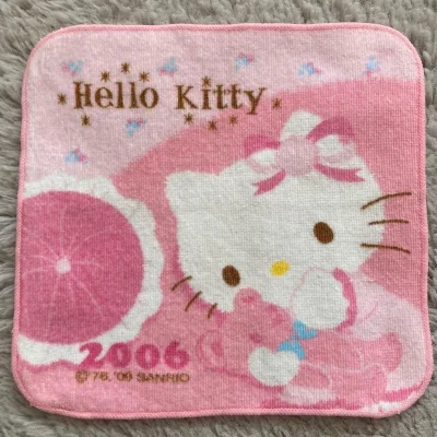 这次入手的Hello Kitty周边质感超出预期：粉色款垫子软乎乎的，2006限定款的图案印刷清晰；黑白款的刺绣细节精致，附赠的小卡片套装也很可爱，摆放在桌面既实用又能装饰，是很治愈的一次购物~我买了好多手帕！！一会都评价上去！
