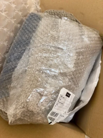 终于买到DESCENDANT 这件超厚实的毛衣啦 背后是鲸鱼?图案的 一件毛衣塞满一个箱子 卖家说全新 收到货看了下 极个别地方略微有一点点跳线 看起来也像是没穿过 不过这个价格就算二手也很nice了 还有就是物流很快