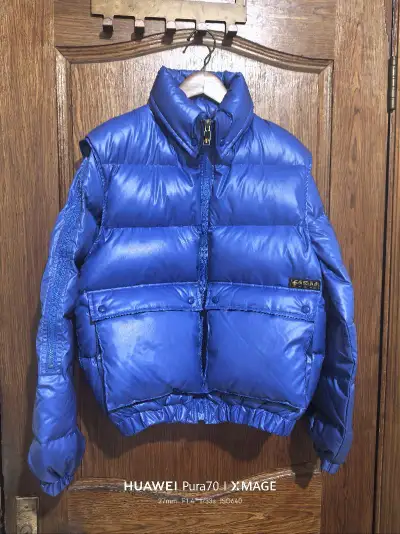 买了两件迪桑特，成色也很棒，大小他也合适，全是复古款式，穿上也好看，下次再买一些，就是喜欢古着的款式，有好看的继续淘。