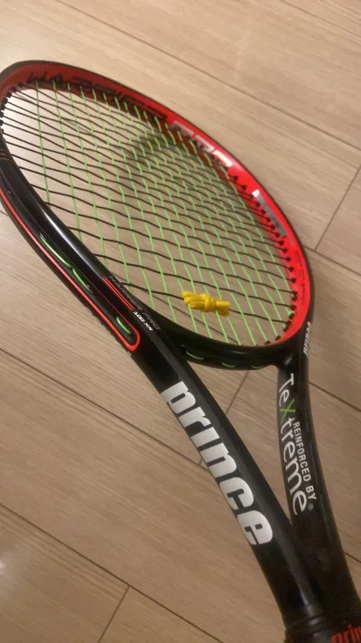 算是beast的前身 线床还是有区别。
实际硬度更硬，挥重大一些，甜区的打感都还可以。
正手比较猛烈。