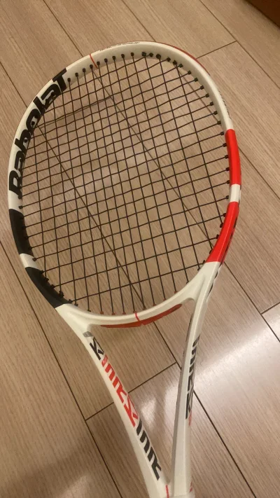 ps 100 三代，和二代相比较硬度下来了些，但是挥重上来了，整体的舒适度有提升，挥重还是不小。只要手硬 球质不错的拍子。