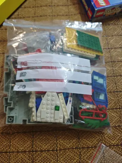 快递还算快，零件都在拼的主体出来，一直用挖煤姬淘童年买不到买不起玩不到的绝版乐高，挖煤姬时不时还有优惠券还是挺不错的