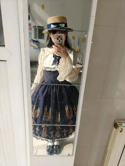 真的是运气爆棚收到了这条iw中古呀，阳光下超级超级好看，裙摆的弧度简直完美，裙子的质感也很好，卖家保存的也很干净完好