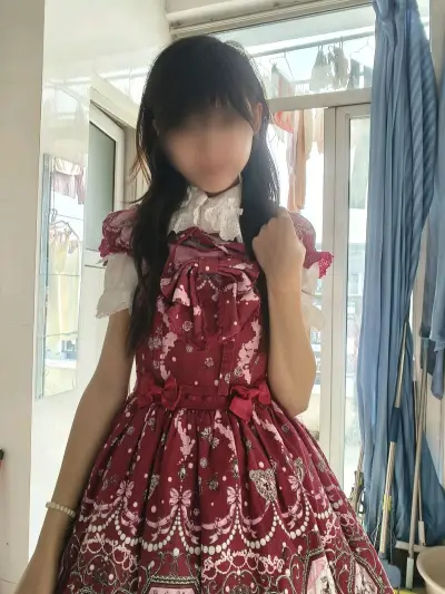 也是一条绝版的baby中古，非常喜欢这条的印花，是第一眼看到就很心动的程度。在咸鱼上买不到，没想到在挖煤姬上蹲到了，价格也非常美丽，非常愉快的一次购物