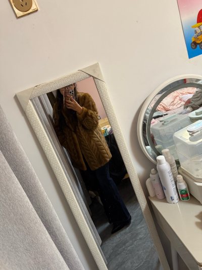 看到照片后被她特别的设计吸引果断拍下收到手上身之后还是比较满意?挺好看滴 比较日常一些价格便宜平时穿穿也不错