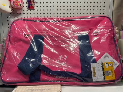 “挖煤初体验直接爱上！第一次在挖煤姬买东西，选了这个粉粉的史努比制服包，包装也太用心了——日本那边寄过来裹了泡泡纸+纸箱，收到的时候包还是全新带吊牌的状态，图案印得超清晰！
整个流程比想象中顺太多：商品详情写得很清楚，转运速度也比预期快了几天，到手价格加上运费也比国...