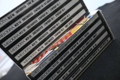 商品品相令人满意，盘面如新。平台从下单到合单出库的效率都很高。选择的物流速度稳定，包装厚实，内部填充了缓冲材料，CD完好无损。是一次很省心的购物。