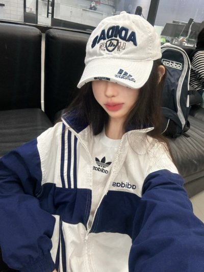 每一件都很好看嘟！
配色干净有少年感，码数有点大，不过拍照很上镜！
衣服收来的时候香香的～
日常通勤和上学都可以穿