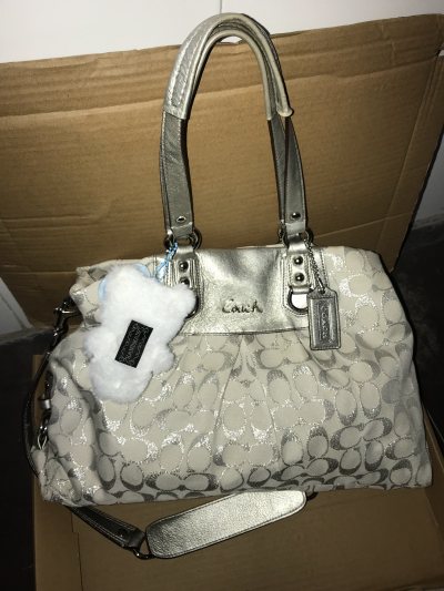 入了这款COACH白银Y2K两用包，二手款但质感超惊喜！浅银底色+经典logo纹很有复古味，手提温柔、肩背随性，日常装手机+补妆包完全够，自重还轻～虽然有轻微污渍但不影响颜值，5280日元（加上手续费到手约288人民币）性价比拉满！卖家发货快，包装也稳，复古包爱好者...