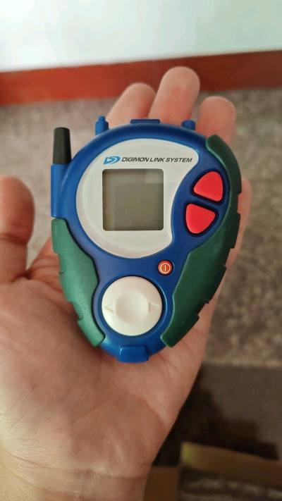 25周年的彩屏出了，但是我还是很喜欢黑白点阵。
这台机子真的屏幕无划痕，整个机体保护的非常好，没有很大的瑕疵。
每次海淘的箱子都很坚固，非常的nice