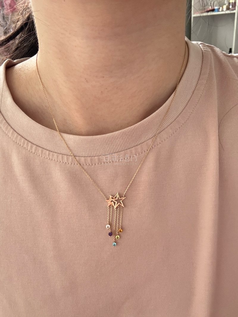 Star Jewelry 的流星流苏长项链真的很惊艳！设计精致又有灵动感，佩戴后整个人都变得很优雅闪亮。长度刚好能拉伸颈线，细节做工非常细腻，日常和正式场合都能完美搭配，强烈推荐！