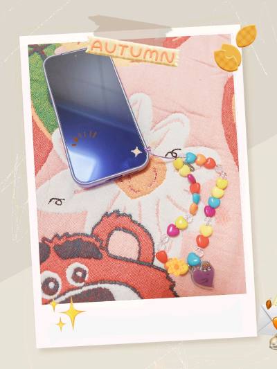 今回、バーバパパシリーズのスマホストラップを見つけちゃった～
色とりどりのハートが連なっていて、とても可愛らしいです✨
下部にはハート柄のバーバベルもついていて、
香水とおしゃれが大好きなベルは美しいロングアイラッシュも特徴で、
ぱっと見ると誰かに媚び眼をしているよ...