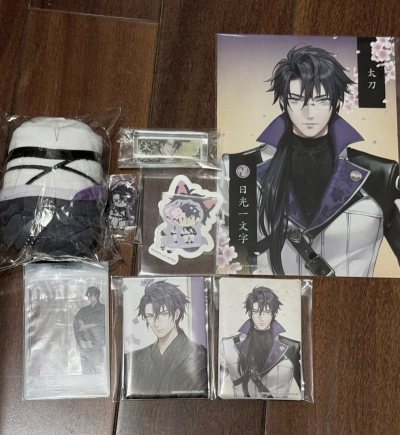 在挖煤姬上切煤特别迅速，马上就下单了。发货的国际物流也特别迅速，我追踪包裹的物流的时候真的让我特别惊喜。到手了里面的东西也包的很严实，因为我买了很多谷子，有纸片也有吧唧还有毛绒玩偶。吧唧不仅套了泡沫纸，纸片有硬纸板保护，数了数量也是相符合的，娃娃也很安全。拆yhm的...