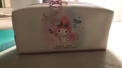 笔袋非常漂亮包装的也很好，淘宝上几百块钱都买不到的在这里不到一百就买到了！价格很实惠 发货也很快 谢谢平台和卖家～