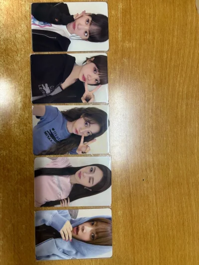 包装正常，到手的卡全部都是原包装未拆封的，十张小卡全部完美无瑕，这一套卡色调也很干净，五个宝宝都很美萌，非常非常好