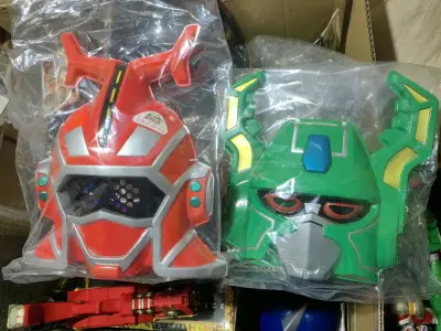 东映特别出品，金属英雄系列作品铁甲小宝儿童面具，默默的男人金龟次郎，虽然是儿童尺寸不适合成人佩戴，但实际效果却还算凑合，爆龙战队变身手环也保存完好。