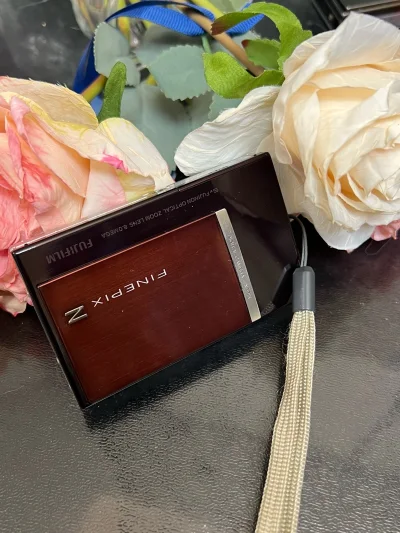 这次在挖煤姬入的富士Z100fd太惊喜啦！收到的时候包装很仔细，相机外观和卖家描述的一样，复古红棕配色拿在手里质感超绝，金属机身很有分量。试拍了几张，色彩浓郁又柔和，自带的胶片滤镜直接戳中审美~操作也很简单，揣在口袋里随身拍完全没问题，复古党真的可以冲！