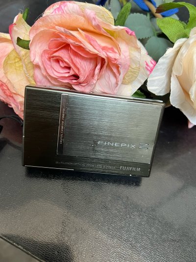 在挖煤姬购入的富士Z100fd相机超出预期：机身小巧便携，金属质感的复古外观精致耐看，开机后操作简单易上手，内置滤镜拍出的照片色调柔和有氛围，日常随拍完全够用。卖家包装仔细，物品成色与描述一致，是很满意的一次购物。