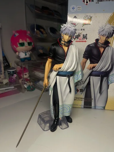 作为《银魂》死忠粉，必须给挖煤姬和这款坂田银时手办满分好评！蹲了好久的日版手办终于在这儿圆梦，平台搜索精准、商品状态标注清晰，中文界面+人民币标价，新手也能轻松下单。到手瞬间被惊艳，银时标志性的天然卷银发根根分明，死鱼眼表情传神又灵动，白底蓝花和服的褶皱自然立体，腰...