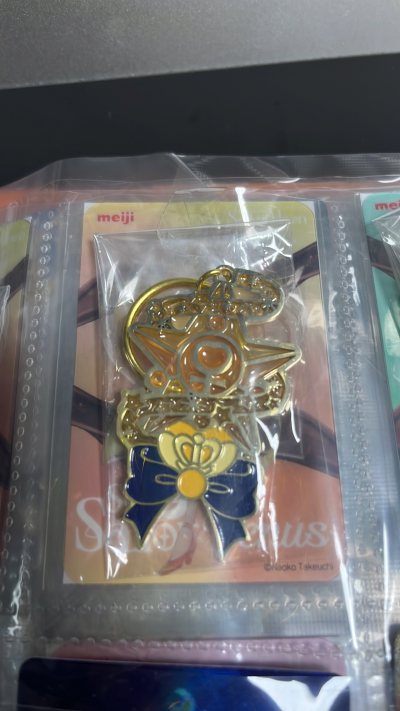 这次购入的是美少女战士金星美奈子的周边，有装明信片的卡册，一番赏里的金星金属变身器，还有变身系列的文件夹，文件夹是这次收到最喜欢的，希望以后慢慢都收集到全套！