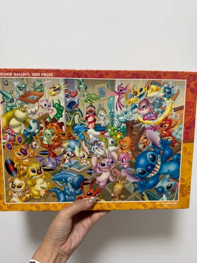 拆到第二项啦，第二项只有一幅图。这幅图是迪士尼的史迪仔制造实验室。他是1000片的，可以看得出来图里面非常热闹，拼起来一定非常有意思。