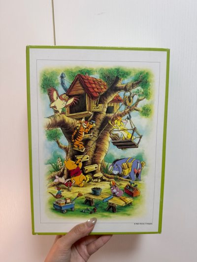 这是今天的最后一箱啦，依然是只有一幅图，这幅图是500片的小熊维尼，是修树屋子的图。真的很可爱，大家一起在修书屋子。