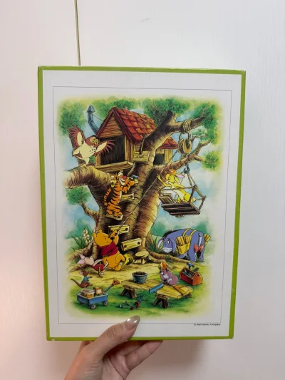 这是今天的最后一箱啦，依然是只有一幅图，这幅图是500片的小熊维尼，是修树屋子的图。真的很可爱，大家一起在修书屋子。